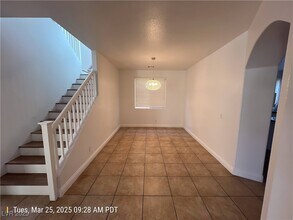 549 Halloran Springs Rd in Las Vegas, NV - Building Photo - Building Photo
