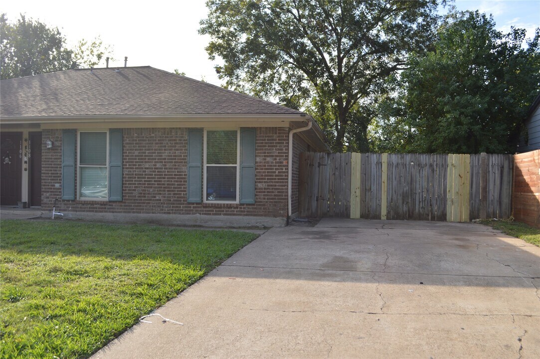 1108 Boston St in Deer Park, TX - Building Photo