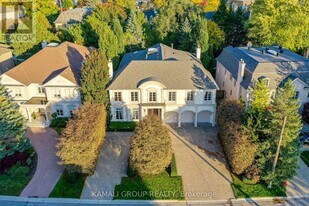 39 Rollscourt Dr in Toronto, ON - Building Photo