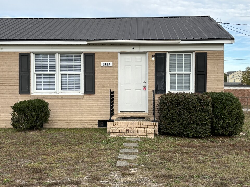 121 Calvin St in Spring Lake, NC - Building Photo