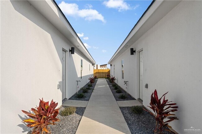 18 N Onyx Ave in Edinburg, TX - Building Photo - Building Photo