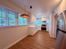 195 E Hullett St in Long Beach, CA - Building Photo