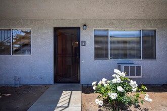 Oakdale Apartments in El Cajon, CA - Foto de edificio - Building Photo