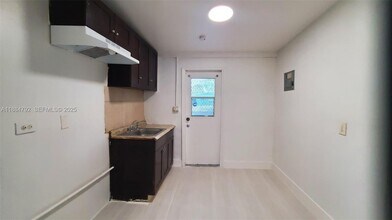 841 NW 12th Ave in Fort Lauderdale, FL - Building Photo - Building Photo