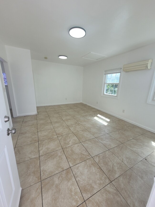 10301 Dalerose Ave, Unit 3