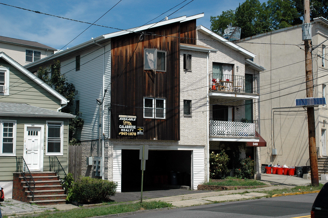 349 Gorge Rd in Cliffside Park, NJ - Building Photo