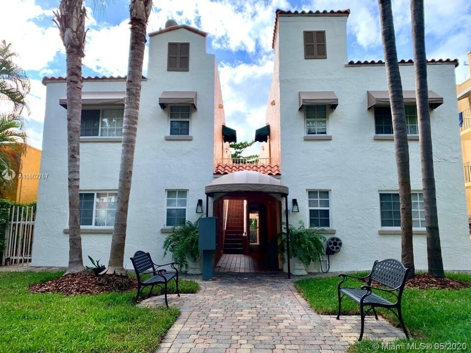 1218 Salzedo St-Unit -9 in Coral Gables, FL - Building Photo
