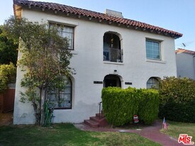 6133 Cashio St in Los Angeles, CA - Building Photo