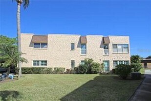 221 Cedarwood Cir in Seminole, FL - Building Photo