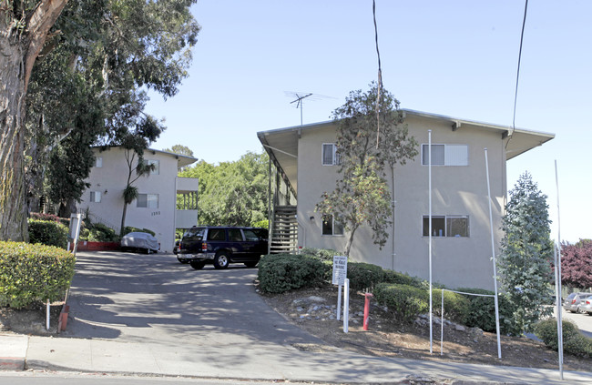 Hilltowne Apartments in Hayward, CA - Building Photo - Building Photo