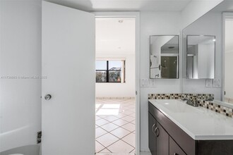 9411 Fontainebleau Blvd in Miami, FL - Building Photo - Building Photo