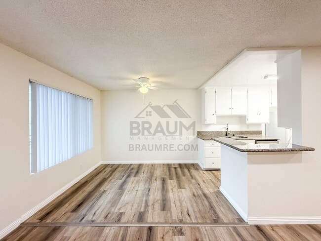 6039 Whitsett Ave, Unit 205 in Los Angeles, CA - Building Photo - Building Photo