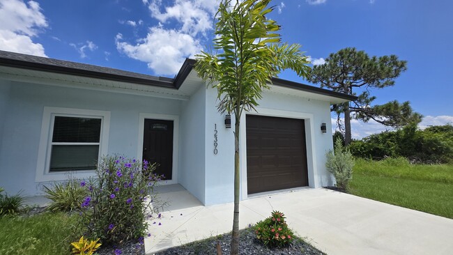 12390 Buffing Rd in Port Charlotte, FL - Foto de edificio - Building Photo