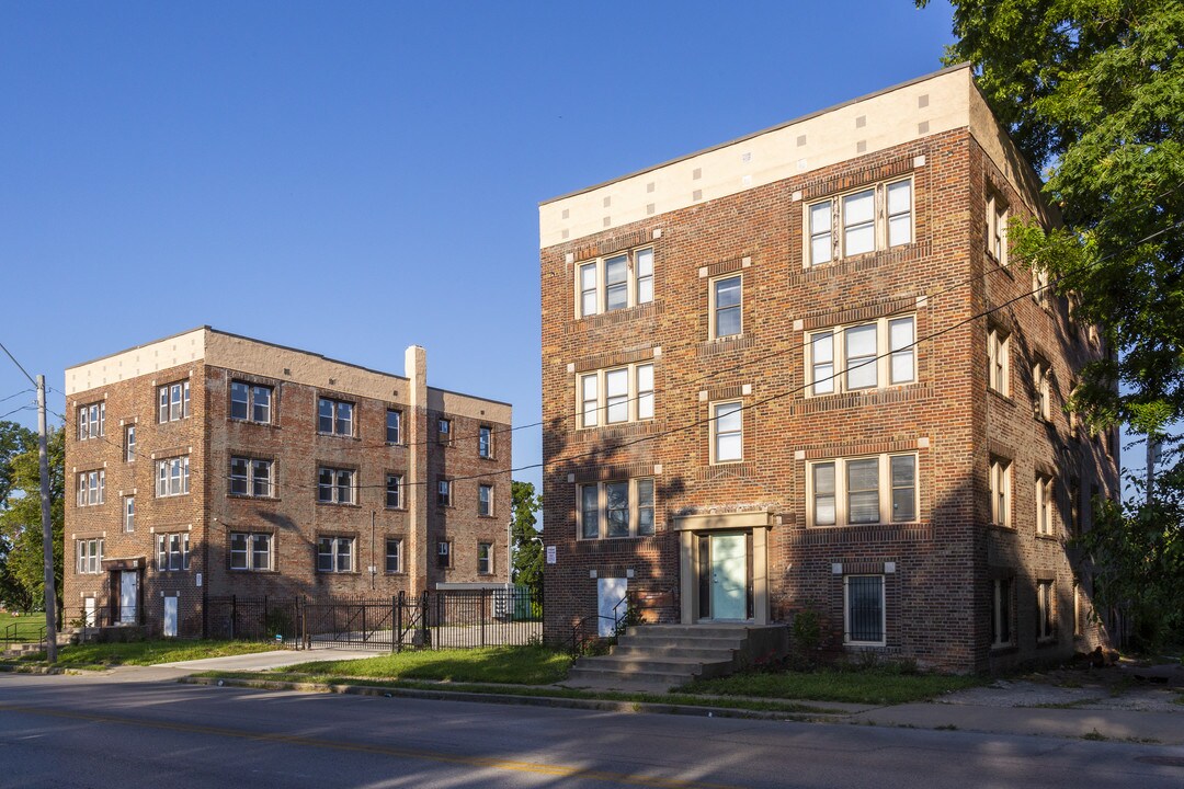 Prospect Crossing in Kansas City, MO - Building Photo