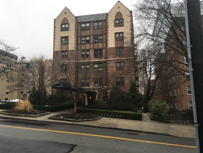 42 Barker Ave in White Plains, NY - Building Photo - Building Photo