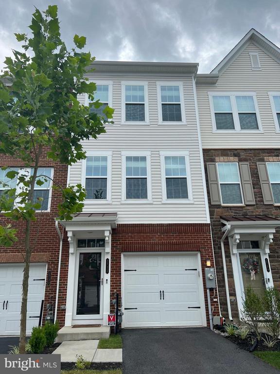 property at 2732 Wessex Cir