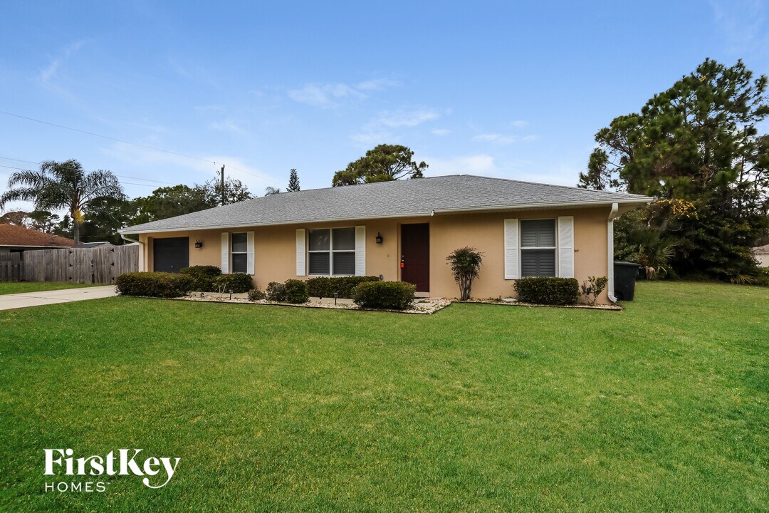 1332 Umbrella Tree Dr in Edgewater, FL - Foto de edificio