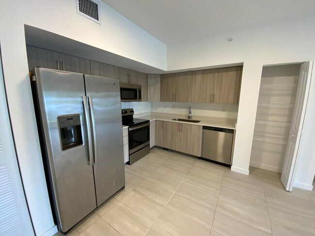 913 NW 206th Ter, Unit B9 in Miami Gardens, FL - Building Photo - Building Photo