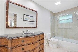 24 Emarita Way in Sewalls Point, FL - Foto de edificio - Building Photo