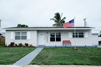 1413 Crest Dr in Lake Worth, FL - Building Photo - Building Photo