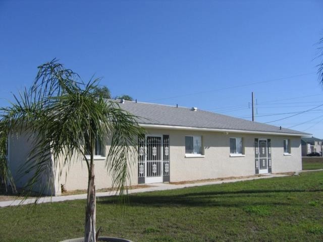 1621-1623 SW Santa Barbara Pl in Cape Coral, FL - Building Photo