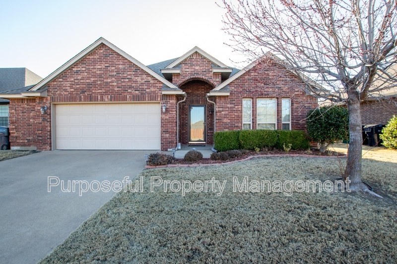 11805 Charleston Way in Yukon, OK - Building Photo