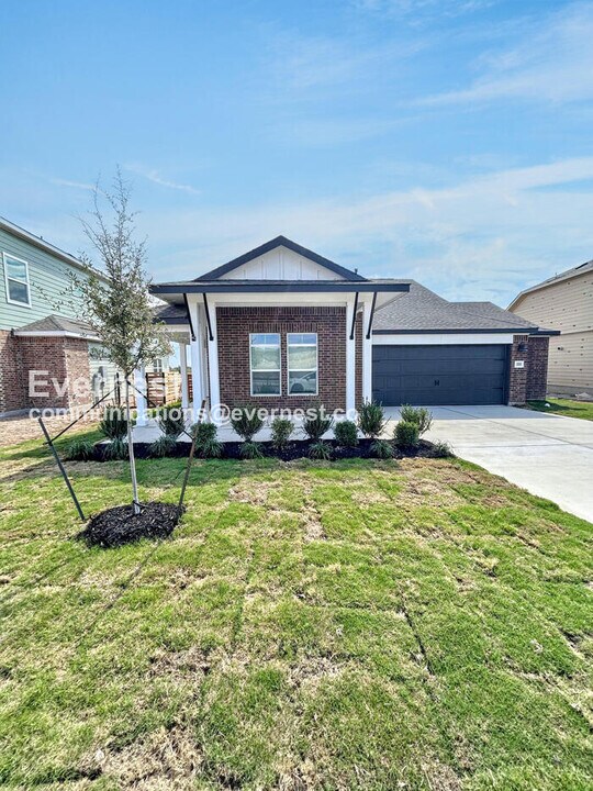 300 Dreyer in Kyle, TX - Building Photo