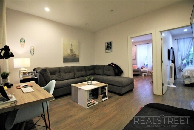 863 Knickerbocker Ave in Brooklyn, NY - Building Photo - Building Photo