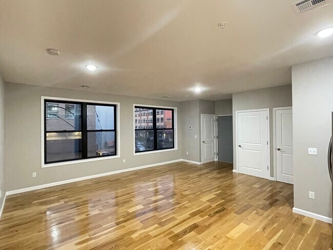 295 Broadway in Bayonne, NJ - Foto de edificio - Building Photo