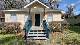 104 W 76th St in Savannah, GA - Building Photo