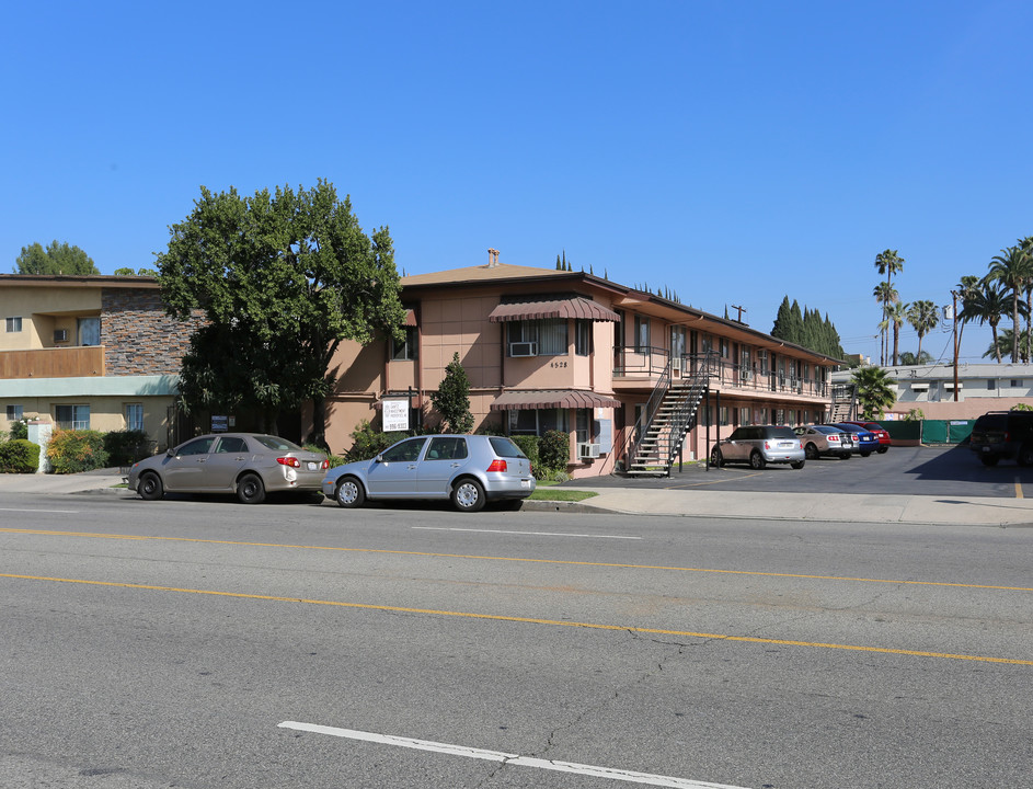 4520 Hazeltine Ave in Van Nuys, CA - Building Photo