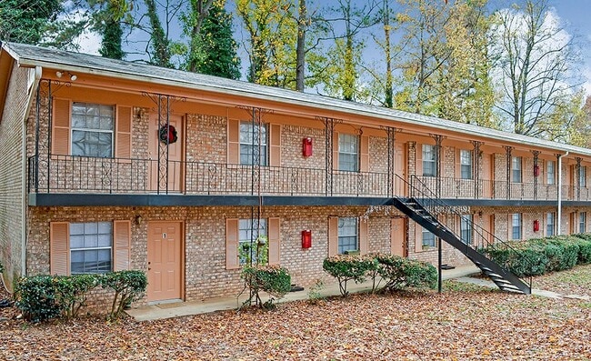 Shallowford Arms Apartments in Atlanta, GA - Building Photo - Building Photo