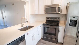 136 NW 60th Ave in Margate, FL - Building Photo