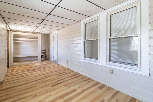 109 Main St, Unit 1 in East Millinocket, ME - Foto de edificio - Building Photo