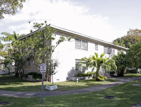 743 Almeria Ave in Coral Gables, FL - Foto de edificio - Building Photo