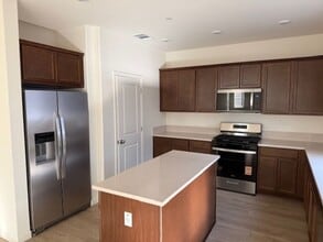 844 Summerhouse Dr in Patterson, CA - Building Photo - Building Photo