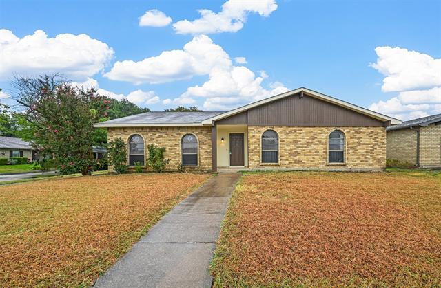 2001 Emory Oak Dr in Carrollton, TX - Foto de edificio