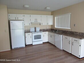 971 Hooper Ave NE in Palm Bay, FL - Foto de edificio - Building Photo