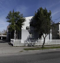 12801 Vanowen St in North Hollywood, CA - Foto de edificio - Building Photo