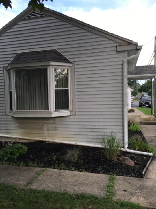 121 W Colebrook St in Manheim, PA - Building Photo