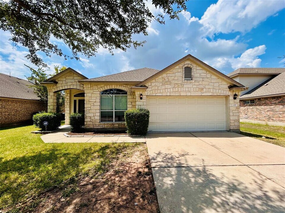 468 Clarence Ct in Buda, TX - Building Photo