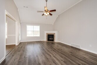 1303 Chatman Way in Cordova, TN - Foto de edificio - Building Photo