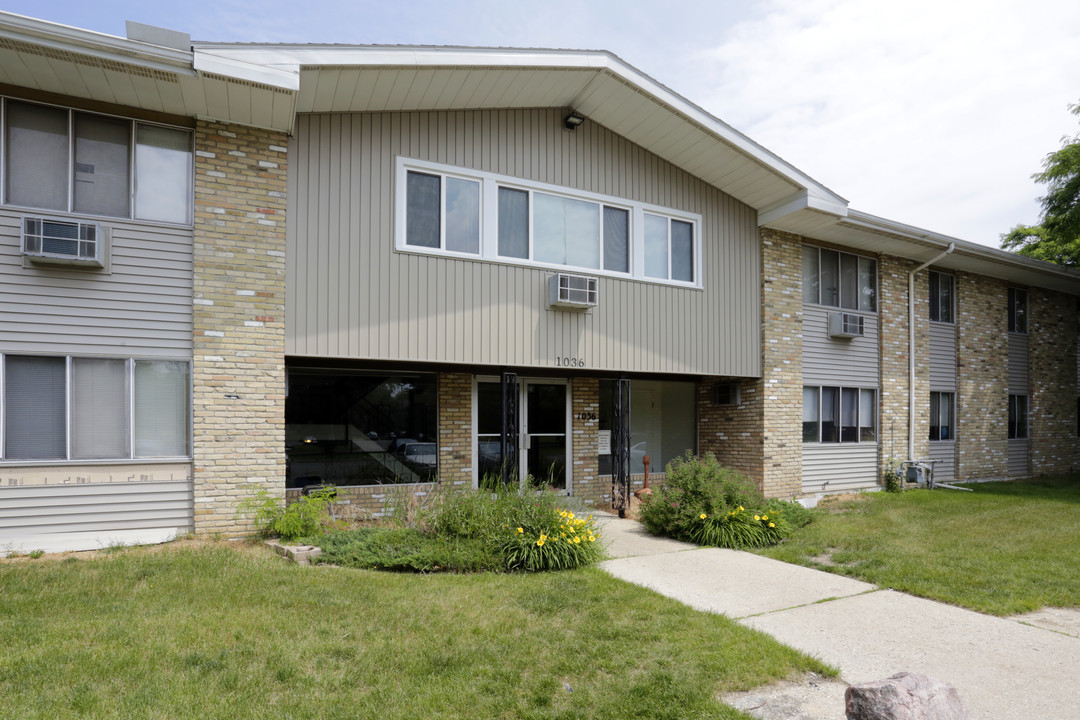 Seville Apartments in Whitewater, WI - Foto de edificio