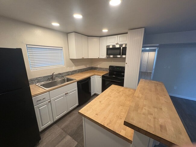 929 Pecks Dr in Everett, WA - Building Photo - Building Photo