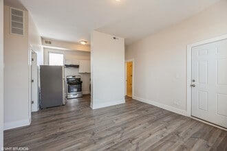 2442 S Kedzie Ave in Chicago, IL - Building Photo - Building Photo