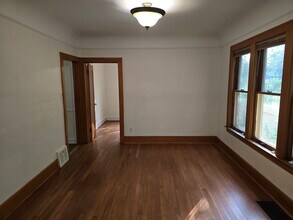 1235 Lakepointe St in Grosse Pointe Park, MI - Foto de edificio - Building Photo