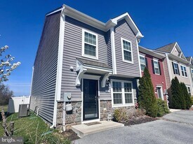 576 Thumper Dr in Ranson, WV - Building Photo