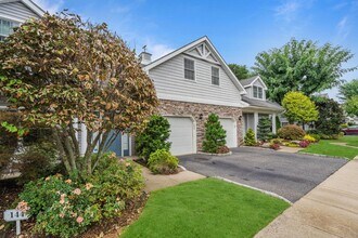 144 Pond View Dr in Port Washington, NY - Building Photo - Building Photo