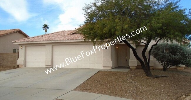915 N Silverleaf Oak Pl