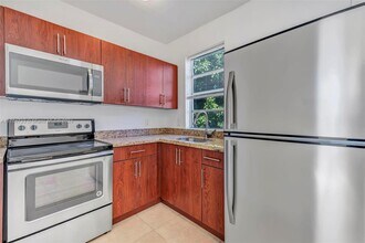 1060 SW 2nd St-Unit -3 in Miami, FL - Building Photo - Building Photo